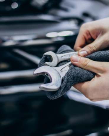 repair-man-making-car-service repair-man-making-car-service